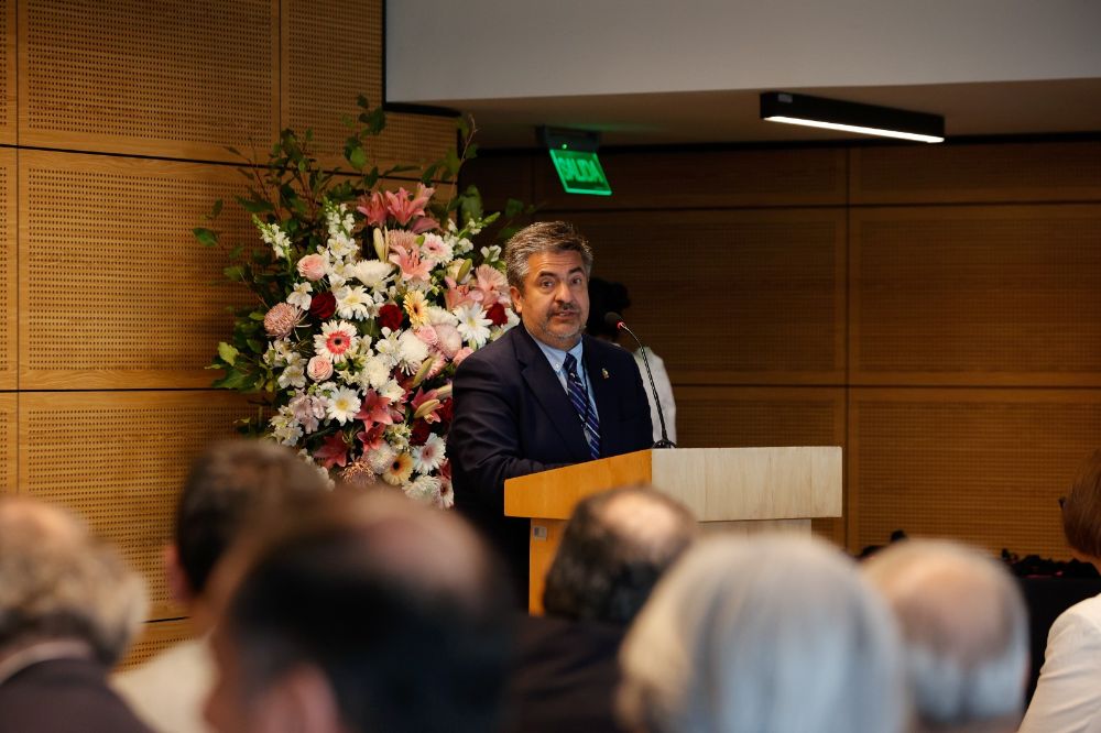 El vicerrector de Asuntos Económicos y Gestión Institucional, Sergio Olavarrieta, destacó que los logros de la Universidad de Chile "se sostienen y se basan en la acción de sus personas, de su comunidad universitaria".  